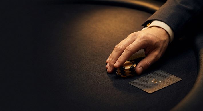 Écran de casino avec cartes et jetons